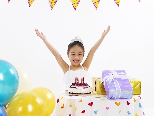 포토 JPG 스튜디오촬영 드레스 여자 어린이 음식 빵 포즈 탁자 선물 한명 사람 소녀 이벤트 파티 케이크 만세 한국인 생일 풍선 여자만 여자한명만 어린이만 소녀만 소녀한명만 국내포토 1 옷 기념일 가구 모션 디저트 실내 동양인 파일형식