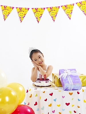 포토 JPG 스튜디오촬영 드레스 여자 어린이 음식 빵 포즈 선물 한명 사람 소녀 이벤트 파티 케이크 한국인 생일 풍선 생일초 여자만 여자한명만 어린이만 소녀만 소녀한명만 국내포토 1 옷 기념일 초 디저트 실내 동양인 파일형식