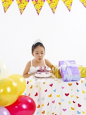 포토 JPG 스튜디오촬영 드레스 여자 어린이 음식 빵 포즈 탁자 선물 한명 사람 소녀 이벤트 파티 케이크 한국인 생일 풍선 생일초 여자만 여자한명만 어린이만 소녀만 소녀한명만 국내포토 1 옷 기념일 가구 초 디저트 실내 동양인 파일형식