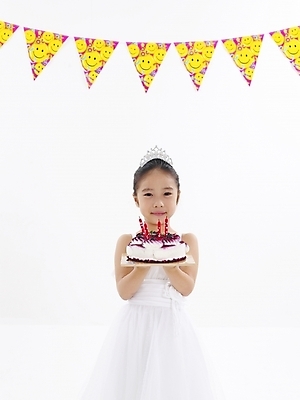 포토 JPG 스튜디오촬영 드레스 여자 어린이 음식 빵 포즈 한명 누끼 사람 소녀 이벤트 파티 케이크 한국인 여자만 여자한명만 어린이만 소녀만 소녀한명만 국내포토 1 옷 디저트 실내 동양인 파일형식