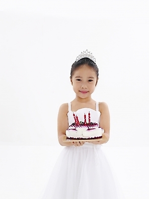 포토 JPG 스튜디오촬영 드레스 여자 어린이 음식 빵 포즈 한명 누끼 사람 소녀 이벤트 파티 케이크 한국인 생일 여자만 여자한명만 어린이만 소녀만 소녀한명만 국내포토 1 옷 기념일 디저트 실내 동양인 파일형식