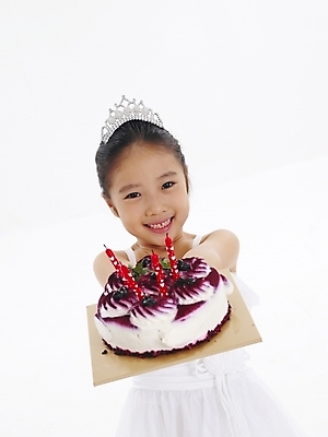 포토 JPG 스튜디오촬영 드레스 여자 어린이 음식 빵 포즈 한명 누끼 사람 소녀 이벤트 파티 케이크 한국인 생일 여자만 여자한명만 어린이만 소녀만 소녀한명만 국내포토 1 옷 기념일 디저트 실내 동양인 파일형식