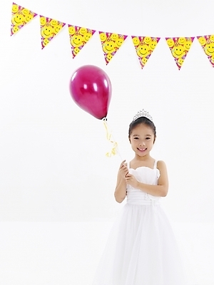 포토 JPG 스튜디오촬영 드레스 여자 어린이 포즈 부분 한명 누끼 사람 소녀 이벤트 상반신 앞모습 파티 한국인 풍선 여자만 여자한명만 어린이만 소녀만 소녀한명만 국내포토 1 옷 뷰포인트 실내 동양인 파일형식