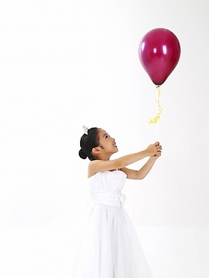 포토 JPG 스튜디오촬영 드레스 여자 어린이 포즈 부분 한명 누끼 사람 소녀 이벤트 상반신 옆모습 파티 한국인 풍선 여자만 여자한명만 어린이만 소녀만 소녀한명만 국내포토 1 옷 뷰포인트 실내 동양인 파일형식