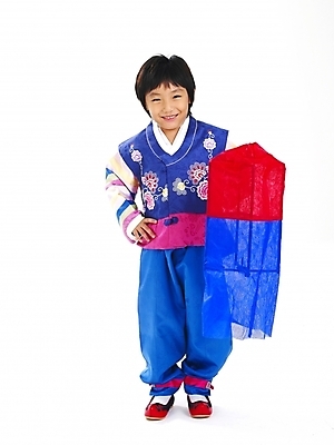 포토 JPG 스튜디오촬영 전신 한국전통 전통 명절 남자 어린이 포즈 새해 전통소품 한명 누끼 사람 소년 설날 한국인 전통의상 한복 청사초롱 남자만 남자한명만 어린이만 소년만 소년한명만 국내포토 1 기념일 한국 실내 동양인 오브젝트 초롱 파일형식