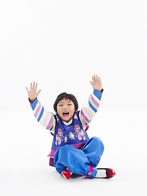 포토 JPG 스튜디오촬영 전신 한국전통 전통 명절 남자 어린이 포즈 새해 한명 누끼 사람 손짓 소년 설날 만세 한국인 전통의상 한복 남자만 남자한명만 어린이만 소년만 소년한명만 국내포토 1 기념일 모션 한국 실내 동양인 파일형식