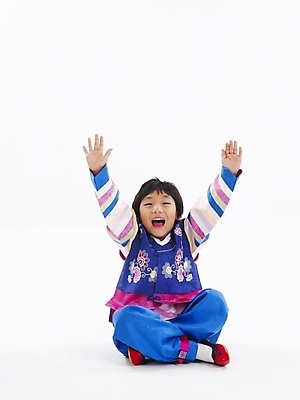 포토 JPG 스튜디오촬영 전신 한국전통 전통 명절 남자 어린이 포즈 새해 한명 누끼 사람 손짓 소년 설날 만세 한국인 전통의상 한복 남자만 남자한명만 어린이만 소년만 소년한명만 국내포토 1 기념일 모션 한국 실내 동양인 파일형식