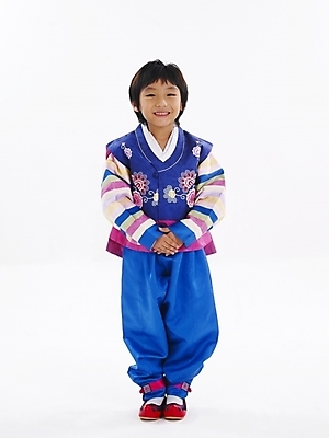 포토 JPG 스튜디오촬영 전신 한국전통 전통 명절 남자 어린이 포즈 새해 한명 누끼 사람 소년 설날 한국인 예절 인사 절 전통의상 한복 남자만 남자한명만 어린이만 소년만 소년한명만 국내포토 1 기념일 한국 실내 동양인 파일형식