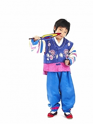 포토 JPG 스튜디오촬영 전신 한국전통 전통 명절 남자 어린이 포즈 새해 전통소품 한명 누끼 사람 소년 설날 한국인 부채 전통의상 한복 남자만 남자한명만 어린이만 소년만 소년한명만 국내포토 1 기념일 한국 실내 동양인 오브젝트 파일형식