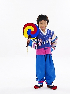 포토 JPG 스튜디오촬영 전신 한국전통 전통 명절 남자 어린이 포즈 새해 전통소품 한명 누끼 사람 소년 설날 한국인 부채 전통의상 한복 남자만 남자한명만 어린이만 소년만 소년한명만 국내포토 1 기념일 한국 실내 동양인 오브젝트 파일형식