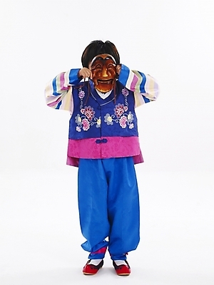 포토 JPG 스튜디오촬영 전신 한국전통 전통 명절 남자 어린이 포즈 새해 전통소품 한명 누끼 사람 소년 설날 한국인 전통의상 한복 탈 양반탈 남자만 남자한명만 어린이만 소년만 소년한명만 국내포토 1 기념일 한국 실내 가면 동양인 오브젝트 전통탈 파일형식