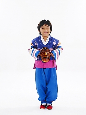 포토 JPG 스튜디오촬영 전신 한국전통 전통 명절 남자 어린이 포즈 새해 전통소품 한명 누끼 사람 소년 설날 한국인 전통의상 한복 탈 양반탈 남자만 남자한명만 어린이만 소년만 소년한명만 국내포토 1 기념일 한국 실내 가면 동양인 오브젝트 전통탈 파일형식