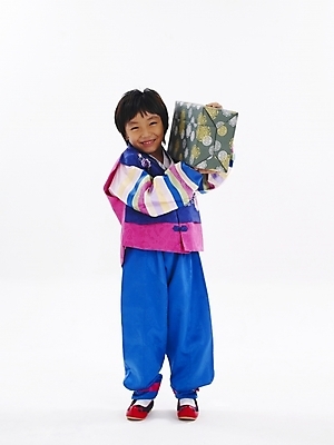 포토 JPG 스튜디오촬영 전신 한국전통 전통 명절 남자 어린이 포즈 새해 선물 한명 누끼 사람 소년 선물상자 설날 한국인 전통의상 한복 감사 새해선물 남자만 남자한명만 어린이만 소년만 소년한명만 설선물 국내포토 1 기념일 감정 한국 실내 동양인 상자 파일형식 명절선물