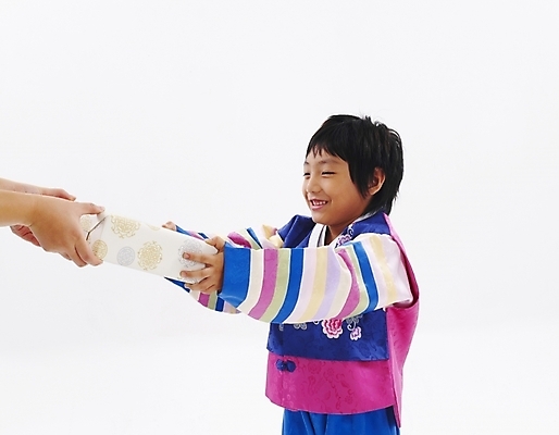 포토 JPG 스튜디오촬영 전신 한국전통 전통 명절 남자 어린이 포즈 새해 선물 한명 사람 소년 선물상자 설날 한국인 전통의상 한복 감사 새해선물 남자만 남자한명만 어린이만 소년만 소년한명만 설선물 국내포토 1 기념일 감정 한국 실내 동양인 상자 파일형식 명절선물