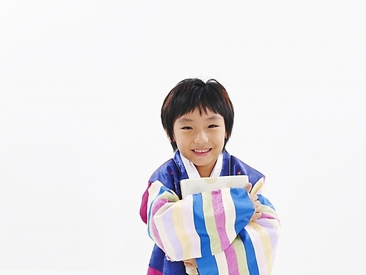 포토 JPG 스튜디오촬영 한국전통 전통 명절 남자 어린이 포즈 새해 선물 한명 누끼 사람 소년 선물상자 설날 한국인 전통의상 한복 감사 새해선물 남자만 남자한명만 어린이만 소년만 소년한명만 설선물 국내포토 1 기념일 감정 한국 실내 동양인 상자 파일형식 명절선물