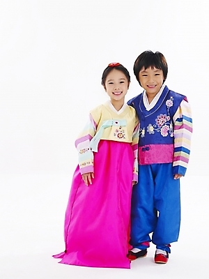 포토 JPG 스튜디오촬영 전신 한국전통 전통 여자 명절 남자 어린이 포즈 새해 남매 누끼 사람 소녀 소년 두명 친구 설날 한국인 전통의상 한복 어린이만 국내포토 기념일 가족 관계 한국 실내 동양인 파일형식