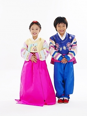 포토 JPG 스튜디오촬영 전신 한국전통 전통 여자 명절 남자 어린이 포즈 새해 남매 누끼 사람 소녀 소년 두명 친구 설날 한국인 전통의상 한복 어린이만 국내포토 기념일 가족 관계 한국 실내 동양인 파일형식