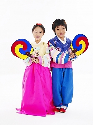 포토 JPG 스튜디오촬영 전신 한국전통 전통 여자 명절 남자 어린이 포즈 새해 전통소품 남매 누끼 사람 소녀 소년 두명 친구 설날 한국인 부채 전통의상 한복 어린이만 국내포토 기념일 가족 관계 한국 실내 동양인 오브젝트 파일형식