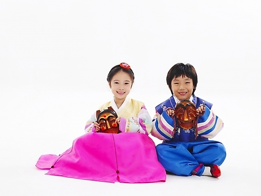 포토 JPG 스튜디오촬영 전신 한국전통 전통 여자 명절 남자 어린이 포즈 새해 전통소품 남매 누끼 사람 소녀 소년 두명 친구 설날 한국인 전통의상 한복 탈 부네탈 양반탈 어린이만 국내포토 기념일 가족 관계 한국 실내 가면 동양인 오브젝트 전통탈 파일형식