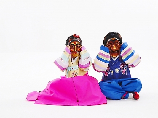 포토 JPG 스튜디오촬영 전신 한국전통 전통 여자 명절 남자 어린이 포즈 새해 전통소품 남매 누끼 사람 소녀 소년 두명 친구 설날 한국인 전통의상 한복 탈 부네탈 양반탈 어린이만 국내포토 기념일 가족 관계 한국 실내 가면 동양인 오브젝트 전통탈 파일형식