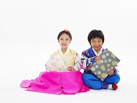 포토 JPG 스튜디오촬영 전신 한국전통 전통 여자 명절 남자 어린이 포즈 새해 남매 선물 누끼 사람 소녀 소년 두명 친구 선물상자 설날 한국인 전통의상 한복 감사 새해선물 어린이만 설선물 국내포토 기념일 감정 가족 관계 한국 실내 동양인 상자 파일형식 명절선물