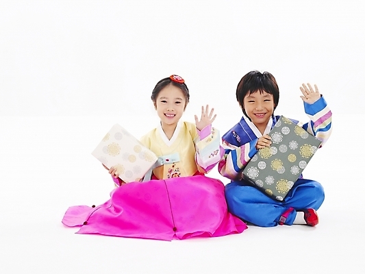 포토 JPG 스튜디오촬영 전신 한국전통 전통 여자 명절 남자 어린이 포즈 새해 남매 선물 누끼 사람 소녀 소년 두명 친구 선물상자 설날 한국인 전통의상 한복 감사 새해선물 어린이만 설선물 국내포토 기념일 감정 가족 관계 한국 실내 동양인 상자 파일형식 명절선물