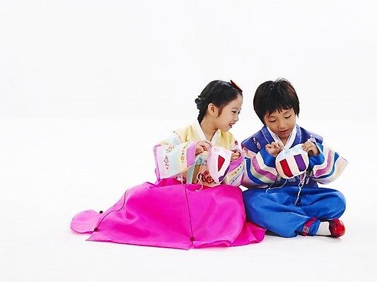 포토 JPG 스튜디오촬영 전신 한국전통 전통 여자 명절 남자 어린이 포즈 장신구 새해 복주머니 전통소품 남매 누끼 사람 소녀 소년 두명 친구 설날 한국인 전통의상 한복 어린이만 국내포토 기념일 가족 관계 한국 실내 동양인 오브젝트 파일형식