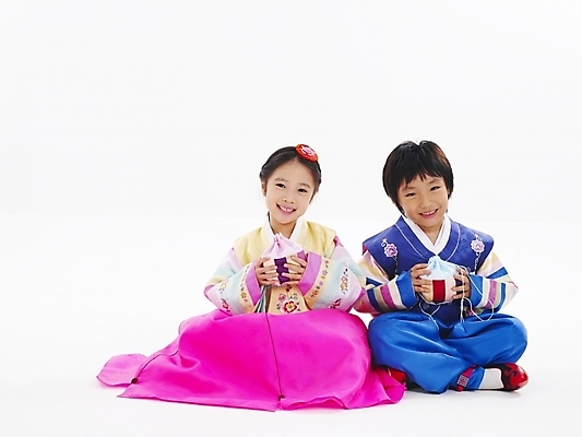 포토 JPG 스튜디오촬영 전신 한국전통 전통 여자 명절 남자 어린이 포즈 장신구 새해 복주머니 전통소품 남매 누끼 사람 소녀 소년 두명 친구 설날 한국인 전통의상 한복 어린이만 국내포토 기념일 가족 관계 한국 실내 동양인 오브젝트 파일형식