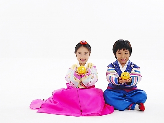 포토 JPG 스튜디오촬영 전신 한국전통 전통 여자 명절 남자 어린이 포즈 새해 남매 누끼 사람 소녀 소년 두명 친구 설날 저축 한국인 돼지저금통 저금통 부 전통의상 한복 어린이만 국내포토 기념일 가족 관계 한국 실내 동양인 금융 재산 파일형식