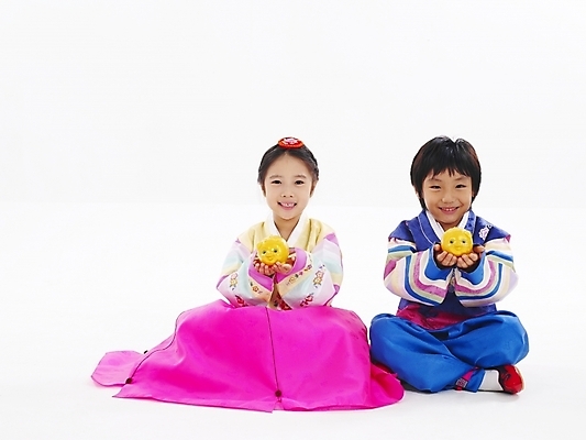 포토 JPG 스튜디오촬영 전신 한국전통 전통 여자 명절 남자 어린이 포즈 새해 남매 누끼 사람 소녀 소년 두명 친구 설날 저축 한국인 돼지저금통 저금통 부 전통의상 한복 어린이만 국내포토 기념일 가족 관계 한국 실내 동양인 금융 재산 파일형식