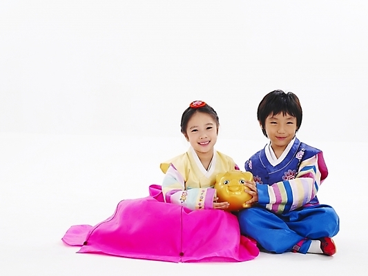 포토 JPG 스튜디오촬영 전신 한국전통 전통 여자 명절 남자 어린이 포즈 새해 남매 누끼 사람 소녀 소년 두명 친구 설날 저축 한국인 돼지저금통 저금통 부 전통의상 한복 어린이만 국내포토 기념일 가족 관계 한국 실내 동양인 금융 재산 파일형식