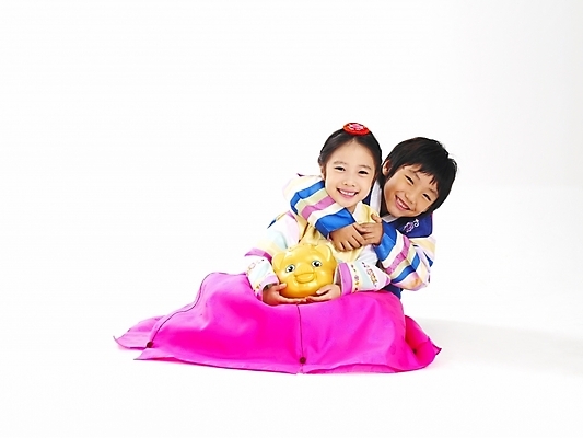 포토 JPG 스튜디오촬영 전신 한국전통 전통 여자 명절 남자 어린이 포즈 새해 남매 누끼 사람 소녀 소년 두명 친구 설날 저축 한국인 돼지저금통 저금통 부 전통의상 한복 어린이만 국내포토 기념일 가족 관계 한국 실내 동양인 금융 재산 파일형식