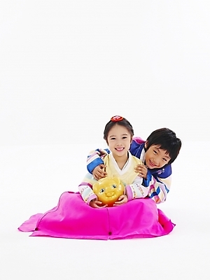 포토 JPG 스튜디오촬영 전신 한국전통 전통 여자 명절 남자 어린이 포즈 새해 남매 누끼 사람 소녀 소년 두명 친구 설날 저축 한국인 돼지저금통 저금통 부 전통의상 한복 어린이만 국내포토 기념일 가족 관계 한국 실내 동양인 금융 재산 파일형식