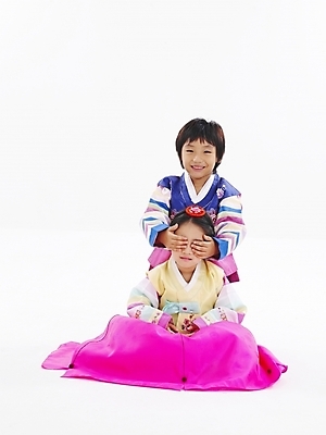 포토 JPG 스튜디오촬영 전신 한국전통 전통 여자 명절 남자 어린이 포즈 새해 남매 누끼 사람 소녀 소년 두명 친구 설날 한국인 전통의상 한복 어린이만 국내포토 기념일 가족 관계 한국 실내 동양인 파일형식