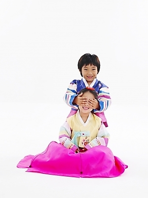 포토 JPG 스튜디오촬영 전신 한국전통 전통 여자 명절 남자 어린이 포즈 새해 남매 누끼 사람 소녀 소년 두명 친구 설날 한국인 전통의상 한복 어린이만 국내포토 기념일 가족 관계 한국 실내 동양인 파일형식