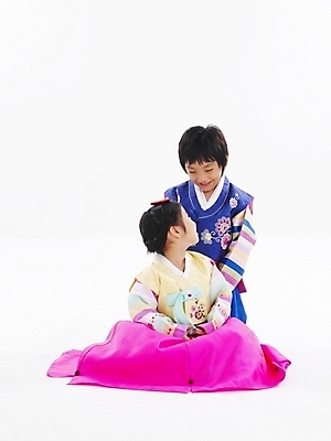 포토 JPG 스튜디오촬영 전신 한국전통 전통 여자 명절 남자 어린이 포즈 새해 남매 누끼 사람 소녀 소년 두명 친구 설날 한국인 전통의상 한복 어린이만 국내포토 기념일 가족 관계 한국 실내 동양인 파일형식