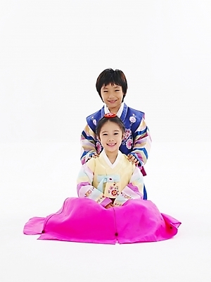 포토 JPG 스튜디오촬영 전신 한국전통 전통 여자 명절 남자 어린이 포즈 새해 남매 누끼 사람 소녀 소년 두명 친구 설날 한국인 전통의상 한복 어린이만 국내포토 기념일 가족 관계 한국 실내 동양인 파일형식