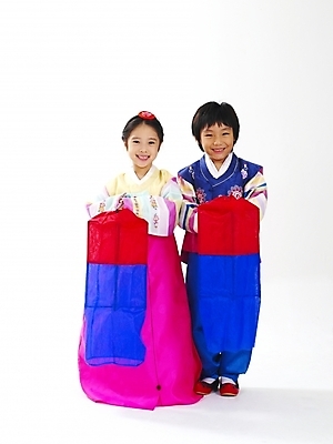 포토 JPG 스튜디오촬영 전신 한국전통 전통 여자 명절 남자 어린이 포즈 새해 전통소품 남매 누끼 사람 소녀 소년 두명 친구 설날 한국인 전통의상 한복 청사초롱 어린이만 국내포토 기념일 가족 관계 한국 실내 동양인 오브젝트 초롱 파일형식