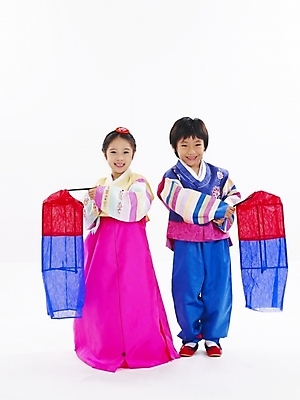 포토 JPG 스튜디오촬영 전신 한국전통 전통 여자 명절 남자 어린이 포즈 새해 전통소품 남매 누끼 사람 소녀 소년 두명 친구 설날 한국인 전통의상 한복 청사초롱 어린이만 국내포토 기념일 가족 관계 한국 실내 동양인 오브젝트 초롱 파일형식