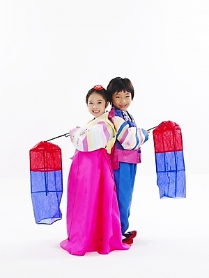 포토 JPG 스튜디오촬영 전신 한국전통 전통 여자 명절 남자 어린이 포즈 새해 전통소품 남매 누끼 사람 소녀 소년 두명 친구 설날 한국인 전통의상 한복 청사초롱 어린이만 국내포토 기념일 가족 관계 한국 실내 동양인 오브젝트 초롱 파일형식