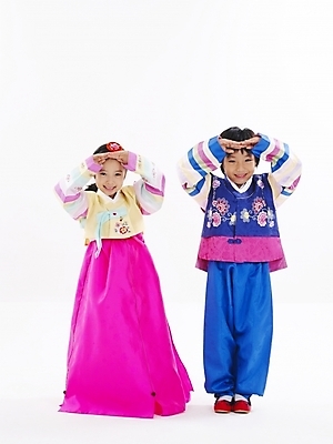 포토 JPG 스튜디오촬영 전신 한국전통 전통 여자 명절 남자 어린이 포즈 새해 남매 누끼 사람 소녀 소년 두명 친구 설날 한국인 예절 인사 절 전통의상 한복 어린이만 국내포토 기념일 가족 관계 한국 실내 동양인 파일형식