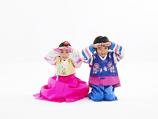 포토 JPG 스튜디오촬영 전신 한국전통 전통 여자 명절 남자 어린이 포즈 새해 남매 누끼 사람 소녀 소년 두명 친구 설날 한국인 예절 인사 절 전통의상 한복 어린이만 국내포토 기념일 가족 관계 한국 실내 동양인 파일형식