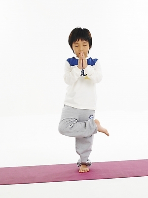 포토 JPG 스튜디오촬영 전신 남자 어린이 포즈 요가 건강 한명 사람 소년 운동 스트레칭 한국인 매트 체조 남자만 남자한명만 어린이만 소년만 소년한명만 국내포토 1 웰빙 실내 동양인 파일형식