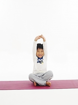 포토 JPG 스튜디오촬영 전신 남자 어린이 포즈 요가 건강 한명 사람 소년 운동 스트레칭 한국인 매트 체조 남자만 남자한명만 어린이만 소년만 소년한명만 국내포토 1 웰빙 실내 동양인 파일형식