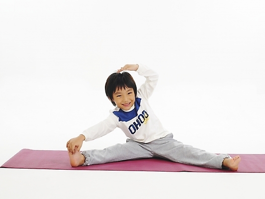 포토 JPG 스튜디오촬영 전신 남자 어린이 포즈 요가 건강 한명 사람 소년 운동 스트레칭 한국인 매트 체조 남자만 남자한명만 어린이만 소년만 소년한명만 국내포토 1 웰빙 실내 동양인 파일형식