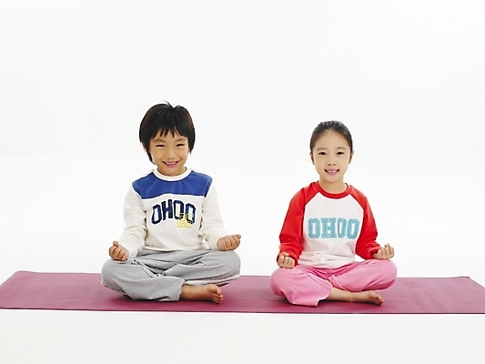 포토 JPG 스튜디오촬영 전신 여자 남자 어린이 포즈 요가 건강 사람 소녀 소년 두명 친구 운동 스트레칭 한국인 매트 체조 단전호흡 어린이만 국내포토 웰빙 관계 실내 동양인 호흡 파일형식