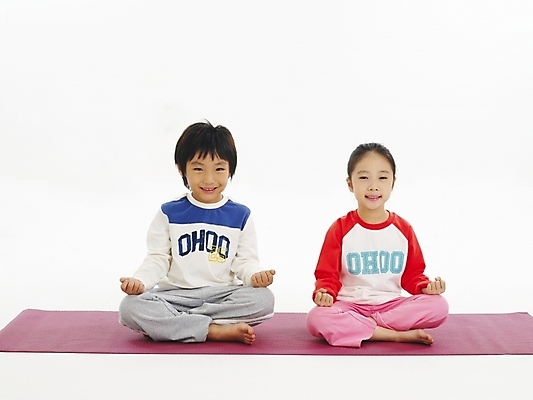 포토 JPG 스튜디오촬영 전신 여자 남자 어린이 포즈 요가 건강 사람 소녀 소년 두명 친구 운동 스트레칭 한국인 매트 체조 단전호흡 어린이만 국내포토 웰빙 관계 실내 동양인 호흡 파일형식