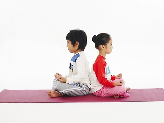 포토 JPG 스튜디오촬영 전신 여자 남자 어린이 포즈 요가 건강 사람 소녀 소년 두명 친구 운동 스트레칭 한국인 매트 체조 단전호흡 어린이만 국내포토 웰빙 관계 실내 동양인 호흡 파일형식