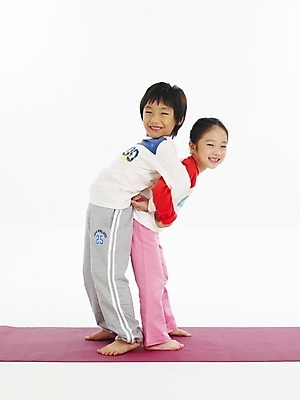 포토 JPG 스튜디오촬영 전신 여자 남자 어린이 포즈 건강 사람 소녀 소년 두명 친구 운동 스트레칭 한국인 매트 체조 어린이만 국내포토 관계 실내 동양인 파일형식