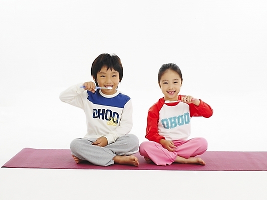 포토 JPG 스튜디오촬영 전신 라이프스타일 여자 남자 어린이 포즈 건강 사람 소녀 소년 두명 친구 운동 한국인 매트 양치 어린이만 국내포토 관계 실내 동양인 생활 청결 파일형식